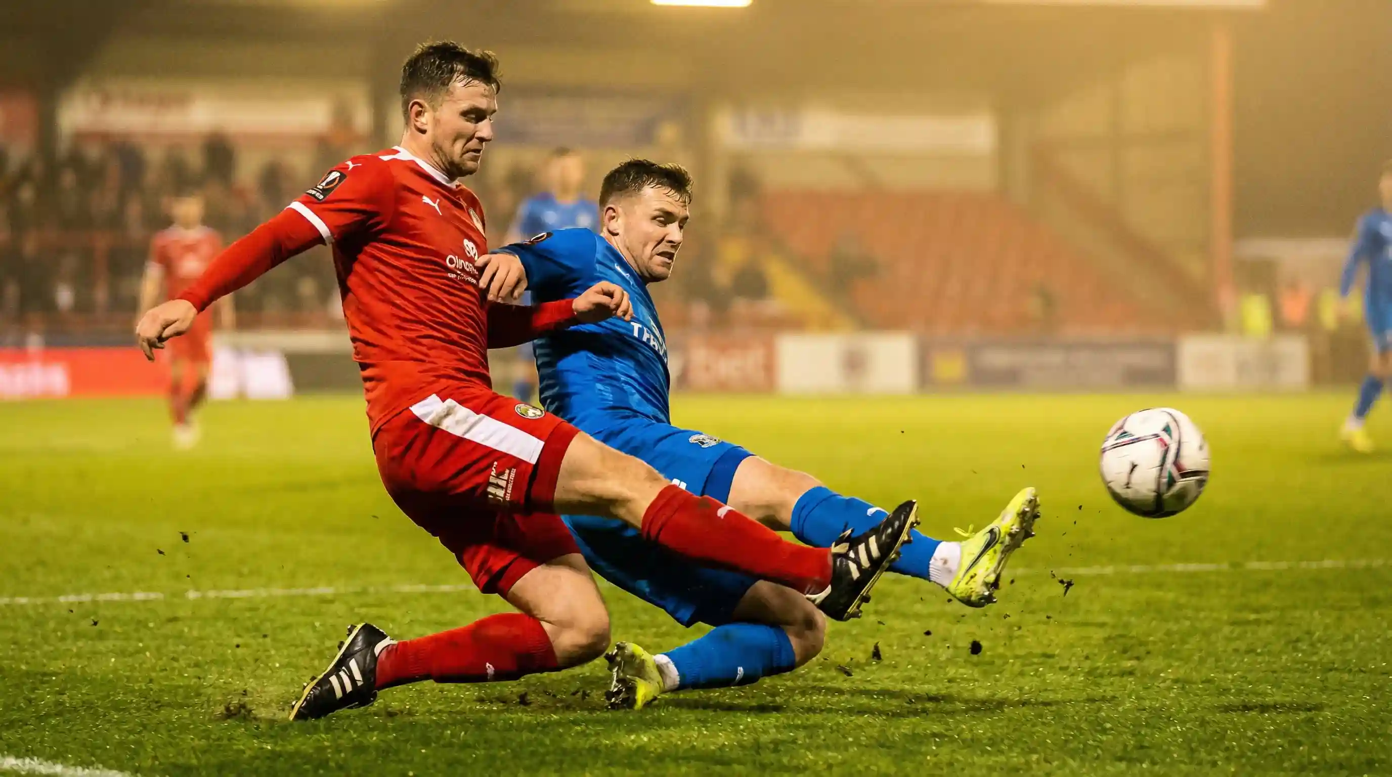 Due squadre di calcio in campo che rappresentano la doppia chance nelle scommesse sportive