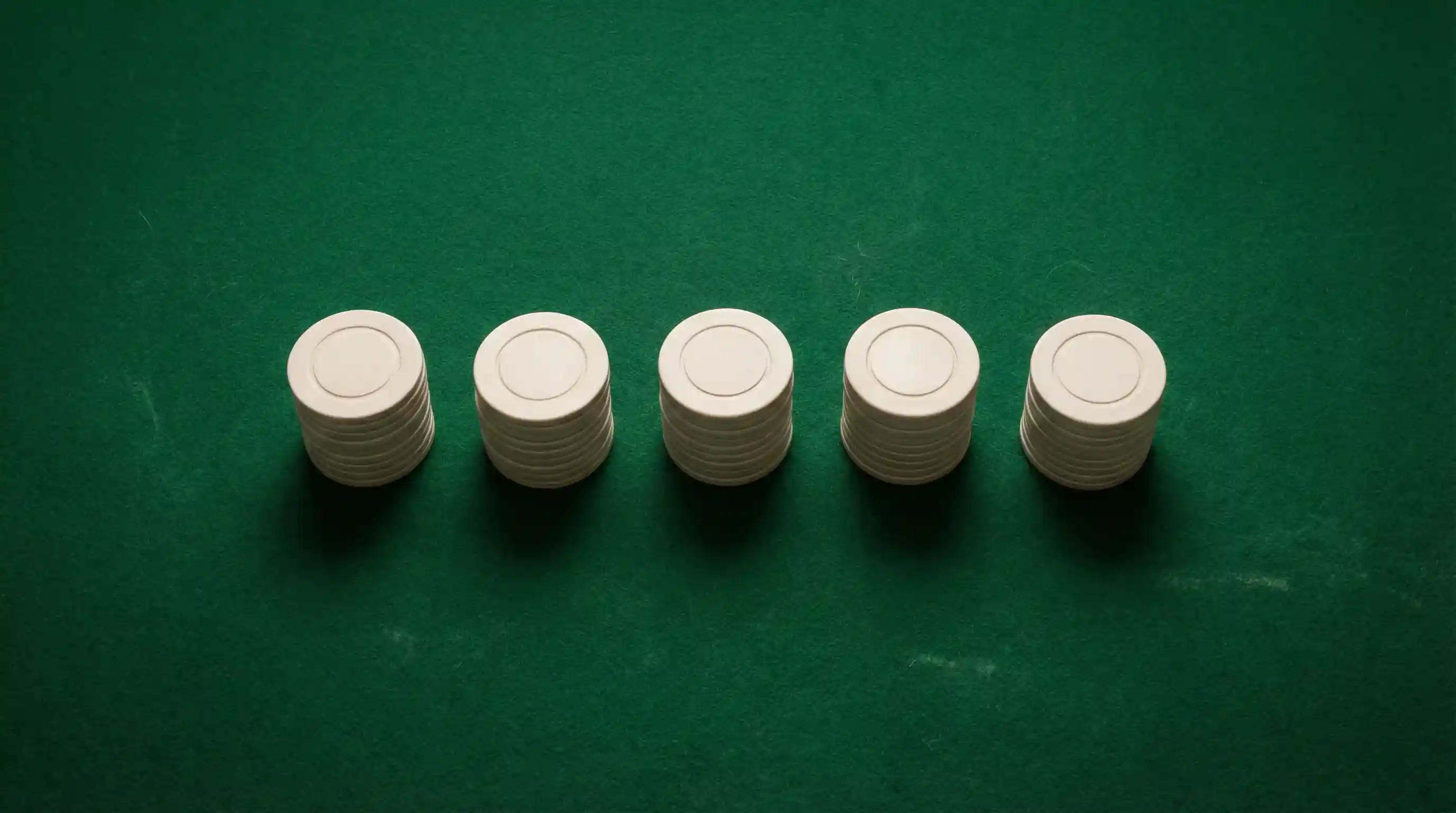 Pile ordinate e uguali di fiches che rappresentano il metodo a unità fissa nelle scommesse sportive