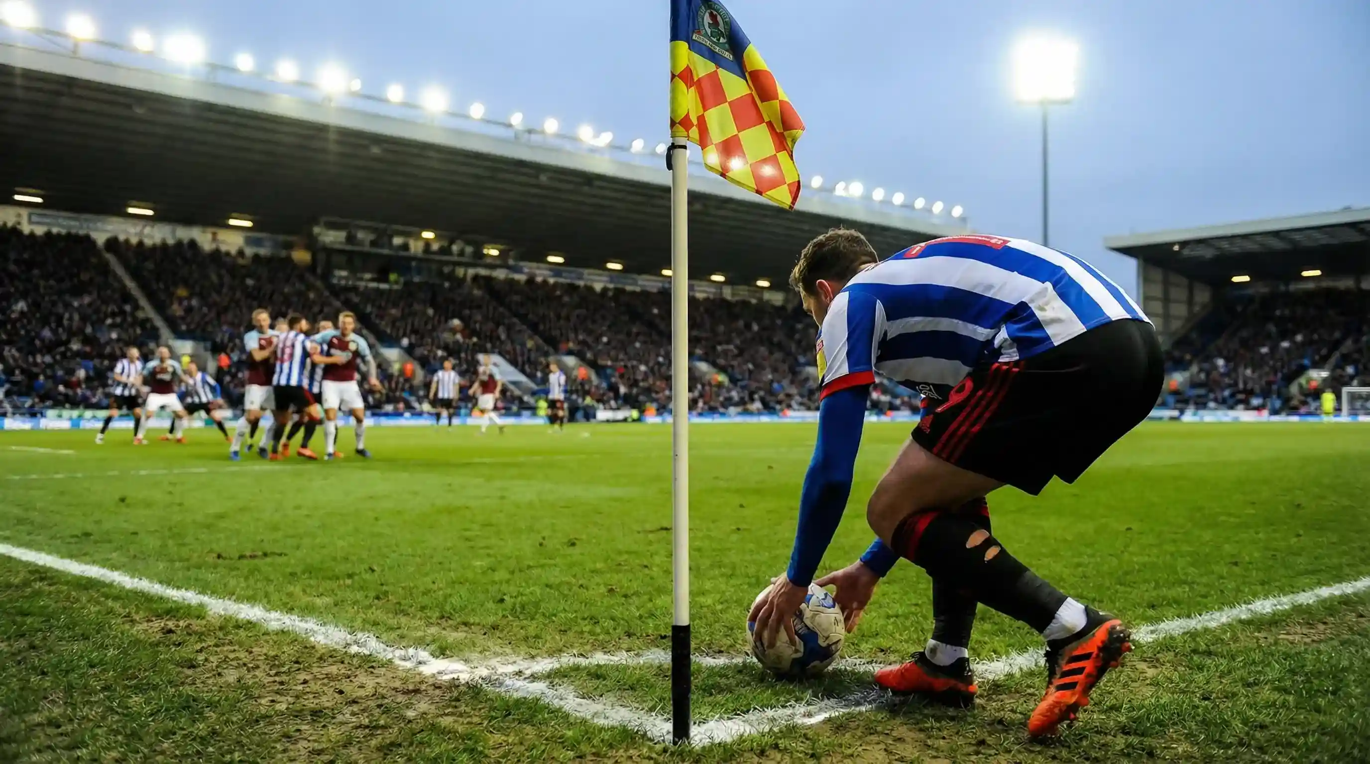 Calciatore che batte un calcio d angolo durante una partita di calcio per le scommesse sui corner