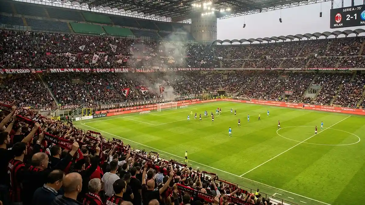 Stadio di Serie A italiano durante una partita serale con atmosfera intensa per le scommesse calcio
